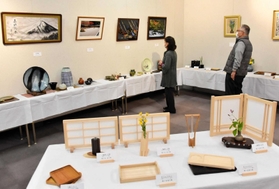 写真や木工などさまざまな作品が並ぶ創作展＝三木市役所みっきぃホール