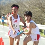 男子・小野の２区八代醍茂々将選手（左）からたすきを受け取る３区吉元悠人選手＝丹波篠山市内（撮影・坂井萌香）