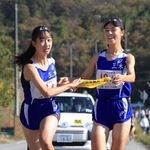 女子・三木の３区楠望咲選手（右）からたすきを受け取る４区高野真歩選手（撮影・吉田敦史）