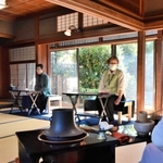 旧小河家別邸で始まった茶会＝三木市本町３