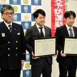 感謝状を受け取った小西翔太さん（中央）、上垣敬さん（右）。左は林一成消防長＝三木市消防本部
