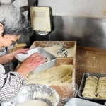 閉店の日もいつも通りコロッケを作ったみよ子さん＝三木市福井２