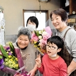 ６５年間コロッケ店の調理場に立ち続け、娘の弘子さん（後列右）や、ひ孫らと記念写真に納まる藤井みよ子さん（前列左）＝三木市福井２