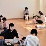 ゆったりとした雰囲気で食事を楽しむ参加者ら＝三木市加佐