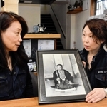 写真を手に曽祖父について語る基陽の藤田尊子社長（左）と山下典子常務の姉妹＝三木市別所町小林