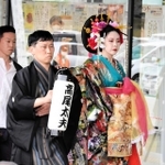 会場から熱視線を集めた花魁道中＝市立中央図書館