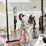 会場の視線をくぎ付けにしたあでやかな花魁道中＝三木市福井、市立中央図書館