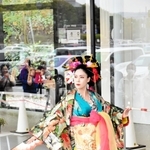 会場の視線をくぎ付けにしたあでやかな花魁道中＝三木市福井、市立中央図書館