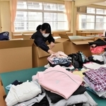 集まった衣服を段ボールに詰める生徒ら＝三木北高校