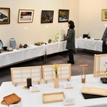 写真や木工などさまざまな作品が並ぶ創作展＝三木市役所みっきぃホール