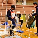 仮設トイレを設営する関西国際大の学生ら＝三木市、吉川総合公園