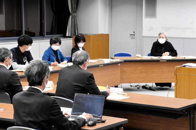 報告された見直し案について意見を述べる委員ら＝三木市役所