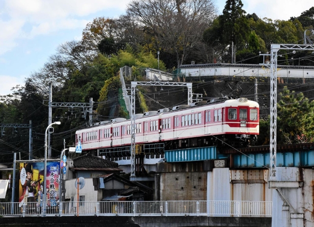 神戸電鉄三木上の丸－三木駅間を走行する車両＝三木市末広１