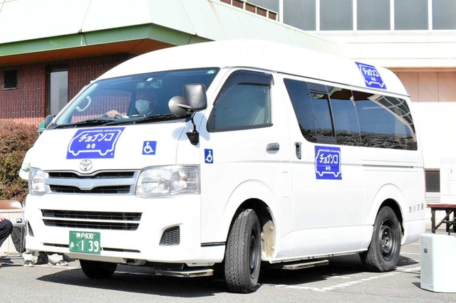 吉川町で走行するデマンド型乗り合いタクシー。特徴は「チョイソコみき」のステッカー＝三木市吉川町吉安