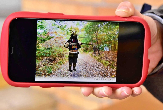 専用の写真合成アプリで制作した参加者と市内名所の合成写真