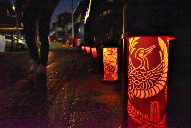 手作りあんどんのあかりが歴史的な町並みを浮かび上がらせた＝三木市芝町