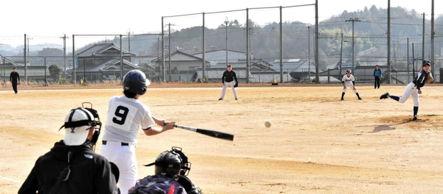 懸命にバットを振り白熱した試合を繰り広げた部員ら＝三木市吉川町大沢