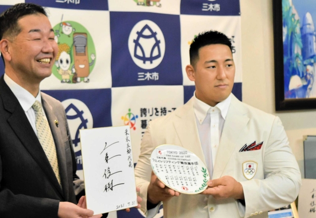 仲田一彦市長（左）を表敬訪問した山本俊樹選手＝三木市役所
