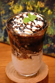 生クリームが添えられたコーヒーゼリー。グラス下部にはアイスクリームが入っている