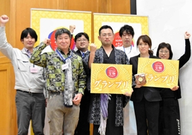 兵庫北播磨の宝物グランプリの受賞者ら＝コープこうべ協同学苑