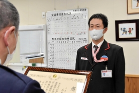 署長感謝状を受け取る土井信二さん＝三木署