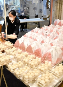 新年の縁起物として用意された餅と包みに入った焼き鯛＝道の駅みき