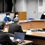 報告された見直し案について意見を述べる委員ら＝三木市役所