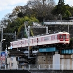 神戸電鉄三木上の丸－三木駅間を走行する車両＝三木市末広１