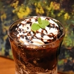 生クリームが添えられたコーヒーゼリー。グラス下部にはアイスクリームが入っている