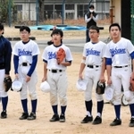 試合を終え整列する吉川中野球部の部員＝三木市吉川町大沢