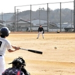 懸命にバットを振り白熱した試合を繰り広げた部員ら＝三木市吉川町大沢