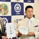 仲田一彦市長（左）を表敬訪問した山本俊樹選手＝三木市役所