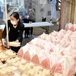 新年の縁起物として用意された餅と包みに入った焼き鯛＝道の駅みき