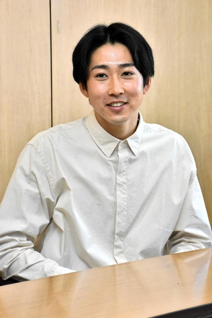 プロへの意気込みを語る坪井湧也選手＝三木市志染町西自由が丘１、自由が丘公民館