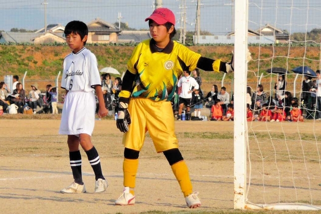小学校時代からキーパーとして活躍した坪井選手（家族提供）