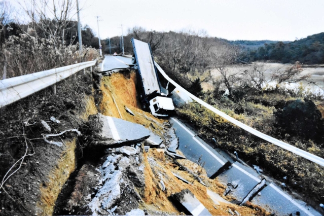 阪神・淡路大震災で道路が崩れた三木市福井の市道。大型トラックが転落した＝１９９５年１月、三木市提供