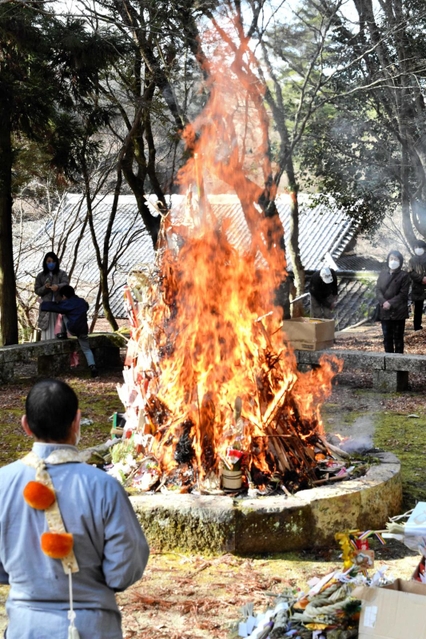 正月飾りなどを燃やし、無病息災を祈るとんど＝伽耶院