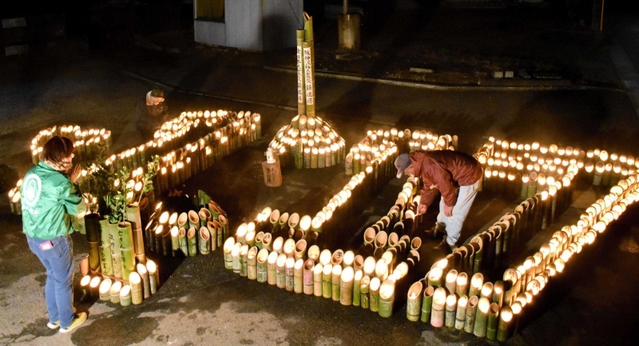 竹灯籠で浮かび上がる「１・１７」の文字＝三木市志染町広野