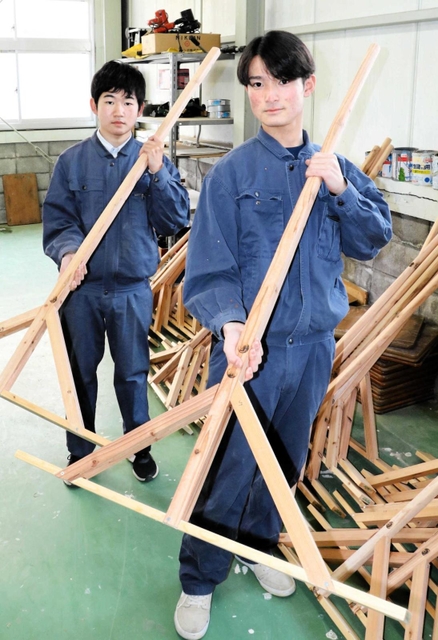 トンボを製作した小野工業高金属工業科の生徒＝小野市片山町