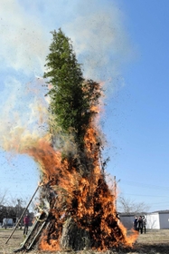 空高く燃え上がるとんどの火＝殿畑公民館