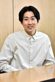 プロへの意気込みを語る坪井湧也選手＝三木市志染町西自由が丘１、自由が丘公民館
