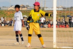小学校時代からキーパーとして活躍した坪井選手（家族提供）