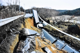 阪神・淡路大震災で道路が崩れた三木市福井の市道。大型トラックが転落した＝１９９５年１月、三木市提供