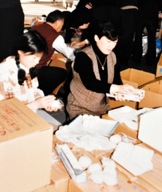 被災現場に送るおにぎりを握る職員ら＝１９９５年１月、三木市提供