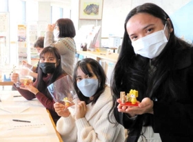 えと飾りを制作する参加者ら＝三木市上の丸町（三木市提供）