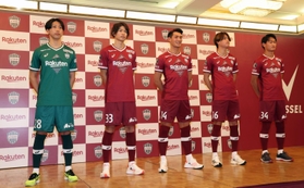 槙野智章選手（中央）らと共に記念撮影に応じる坪井湧也選手（左から１人目）＝神戸市中央区（撮影・長嶺麻子）