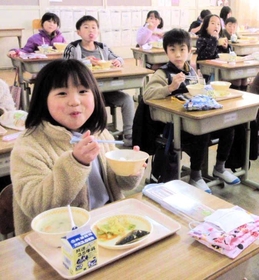 満面の笑みで給食を口にする子どもたち＝別所小学校（三木市教育委員会提供）