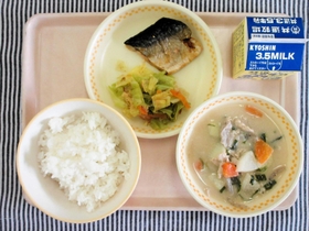 山田錦の酒かすを使ったかす汁とごはん（三木市教育委員会提供）