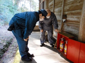 消火器などを点検する三木市消防本部の職員＝蓮花寺（同本部提供）
