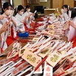 １本ずつ丁寧に神矢を仕上げていく福娘ら＝大塚町公民館